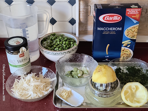 Einzelzutaten für Fleischbällchen mit Pasta und Erbsen: Gemüsebrühe, erbsen, Wasser, Macceroni, Frühlingzwiebeln, Zitronensaft, geriebener Käse Knoblauch, gehackte Kräuter