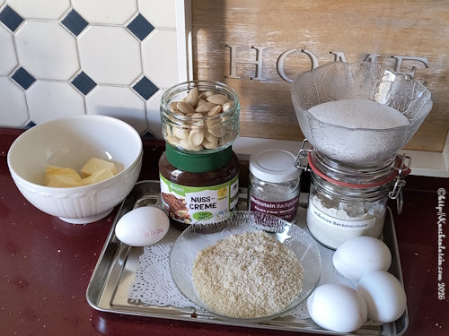 Butter, Eier, Mandeln, Zucker, Backpulver glutenfreie Backmischung für Mandelrolle mit Haselnusscreme
