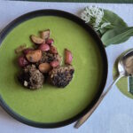 Bärlauch-Kartoffel-Suppe mit Frikadellen und Radieschen