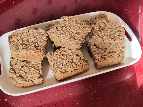 9 Stücke gebackener Haferbrei - baked oatmeal auf Porzellantablett angerichtet