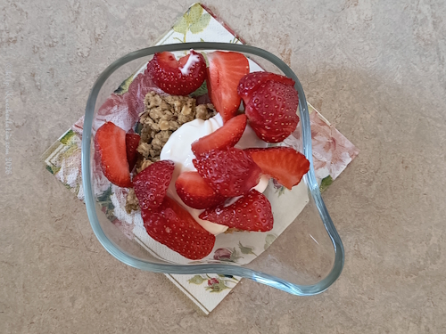 gebackener Haferbrei - baked oatmeal angerichtet mit Joghurt und Erdbeeren